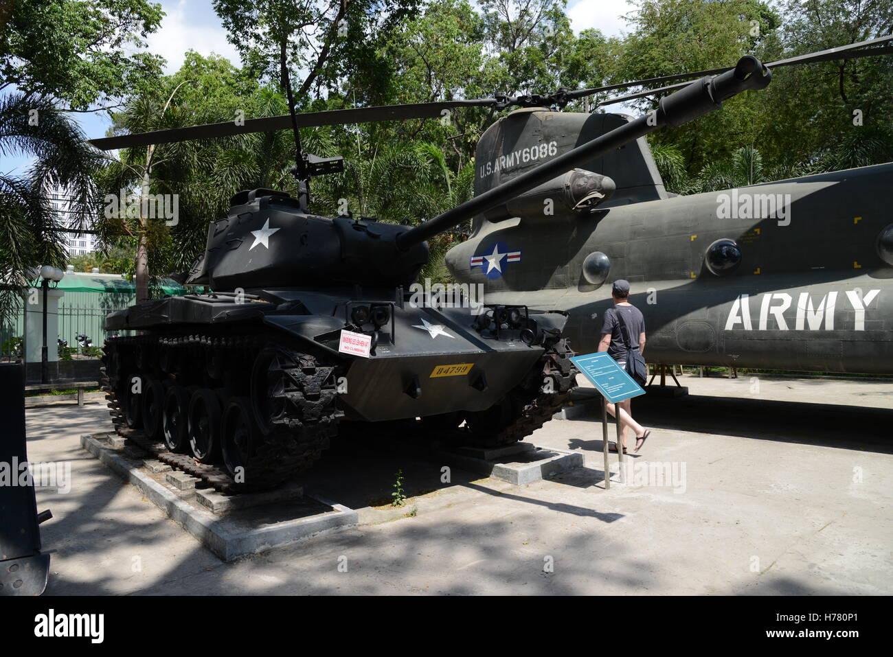 Un visiteur regarde une US Army Tank et hélicoptère le spectacle au Musée des débris de guerre, Ho Chi Minh Ville (Saigon), Vietnam Banque D'Images