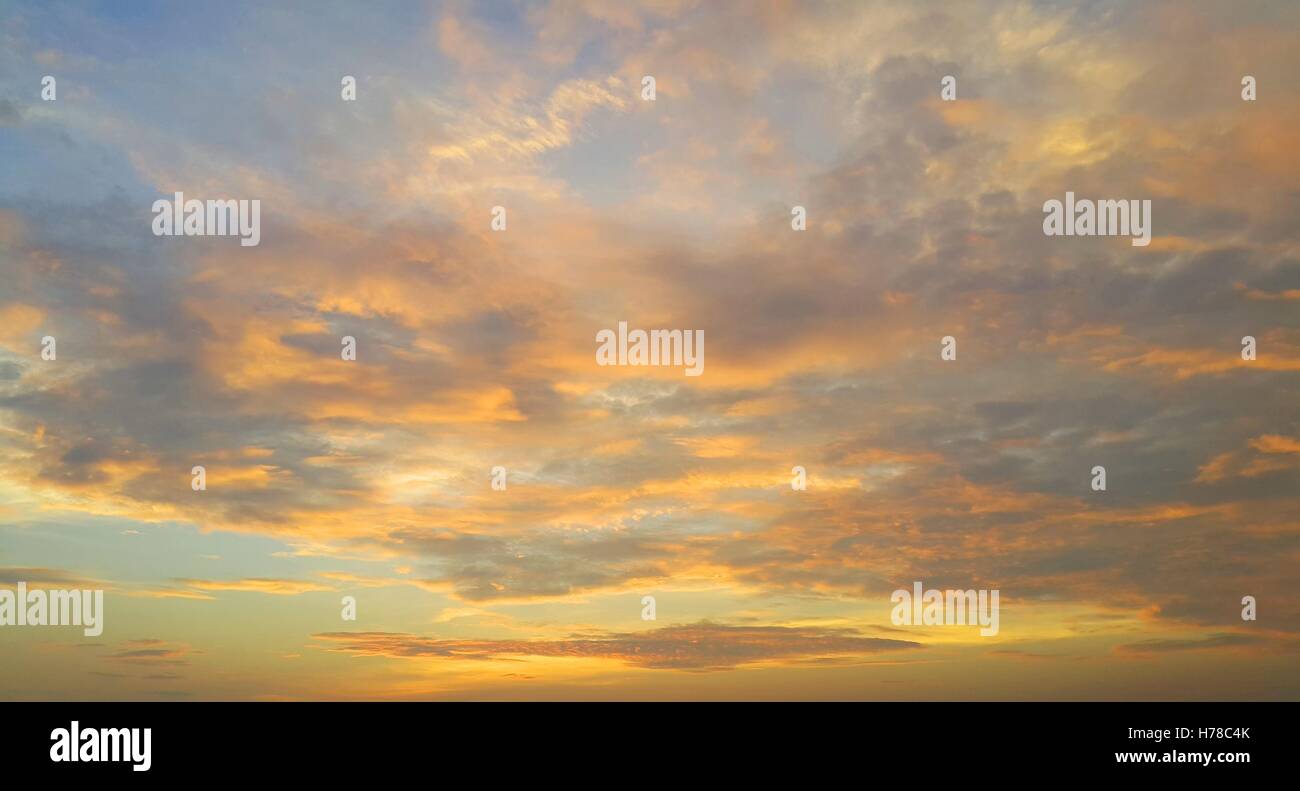 Ciel coloré de nuages dans la soirée Banque D'Images