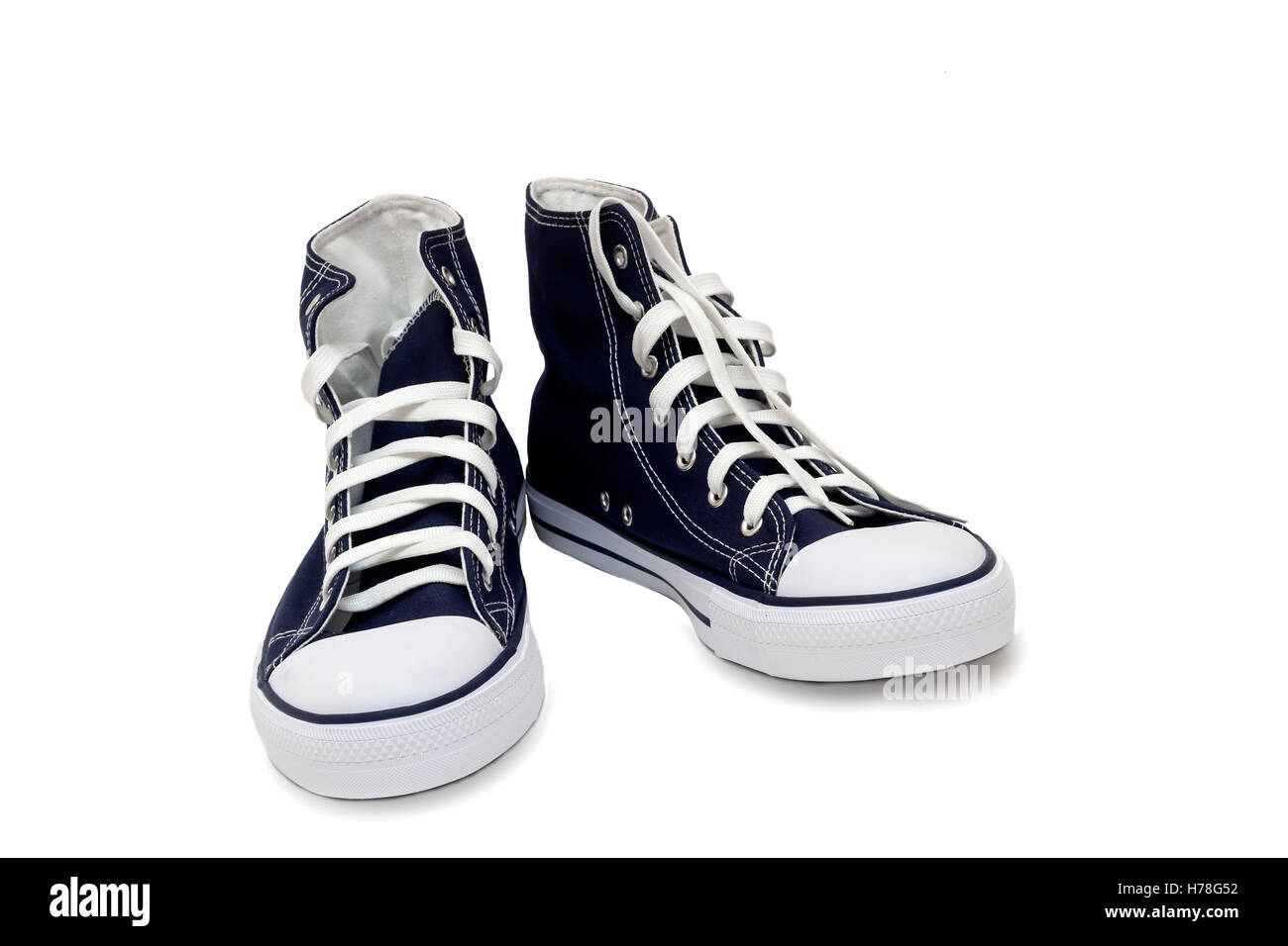 Pratique pour le sport mens sneakers en bleu foncé tissus épais. Présenté sur un fond blanc. Banque D'Images