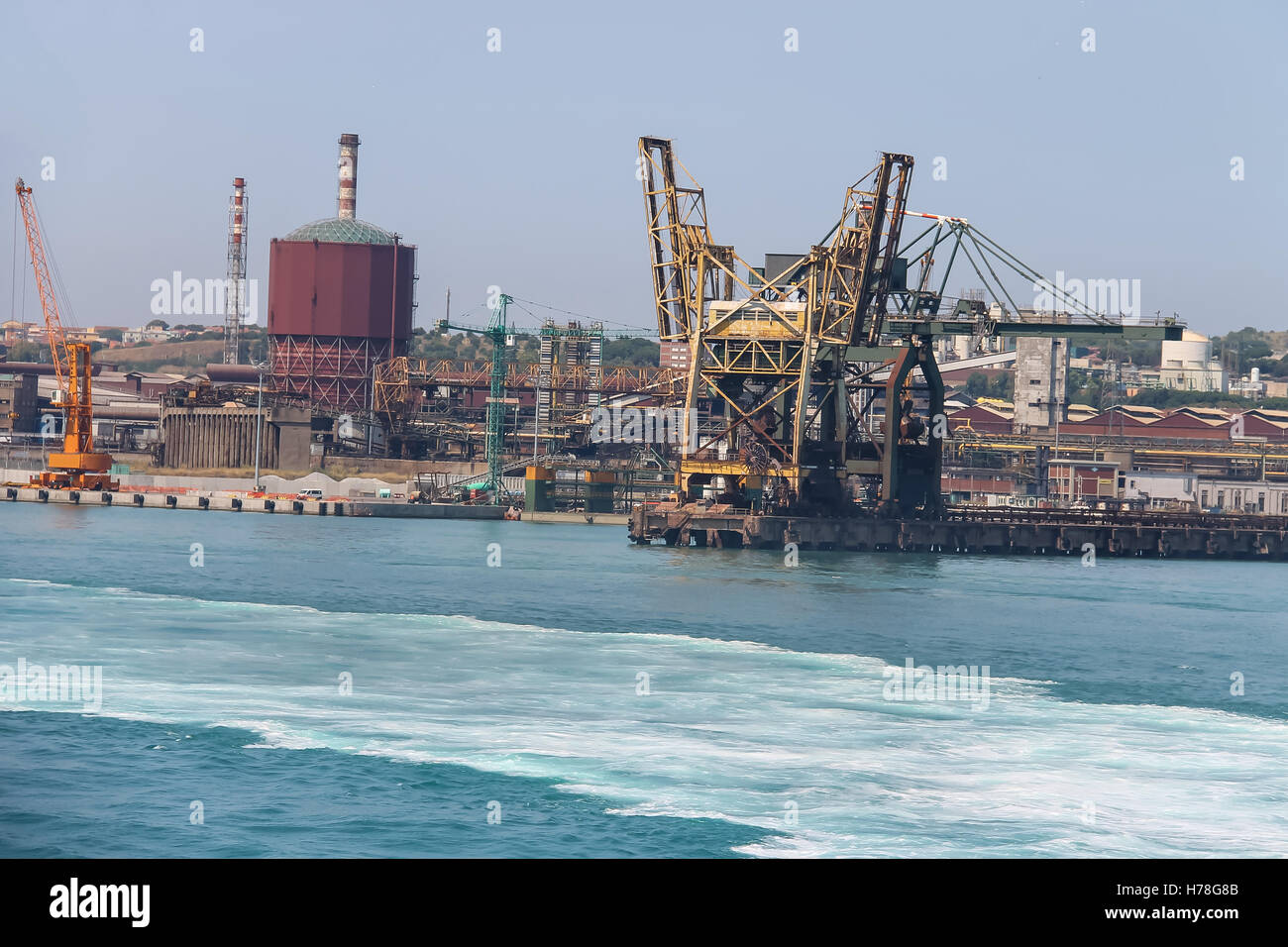 Zone industrielle avec des installations portuaires sur la côte de la mer Tyrrhénienne. Piombino, Italie Banque D'Images