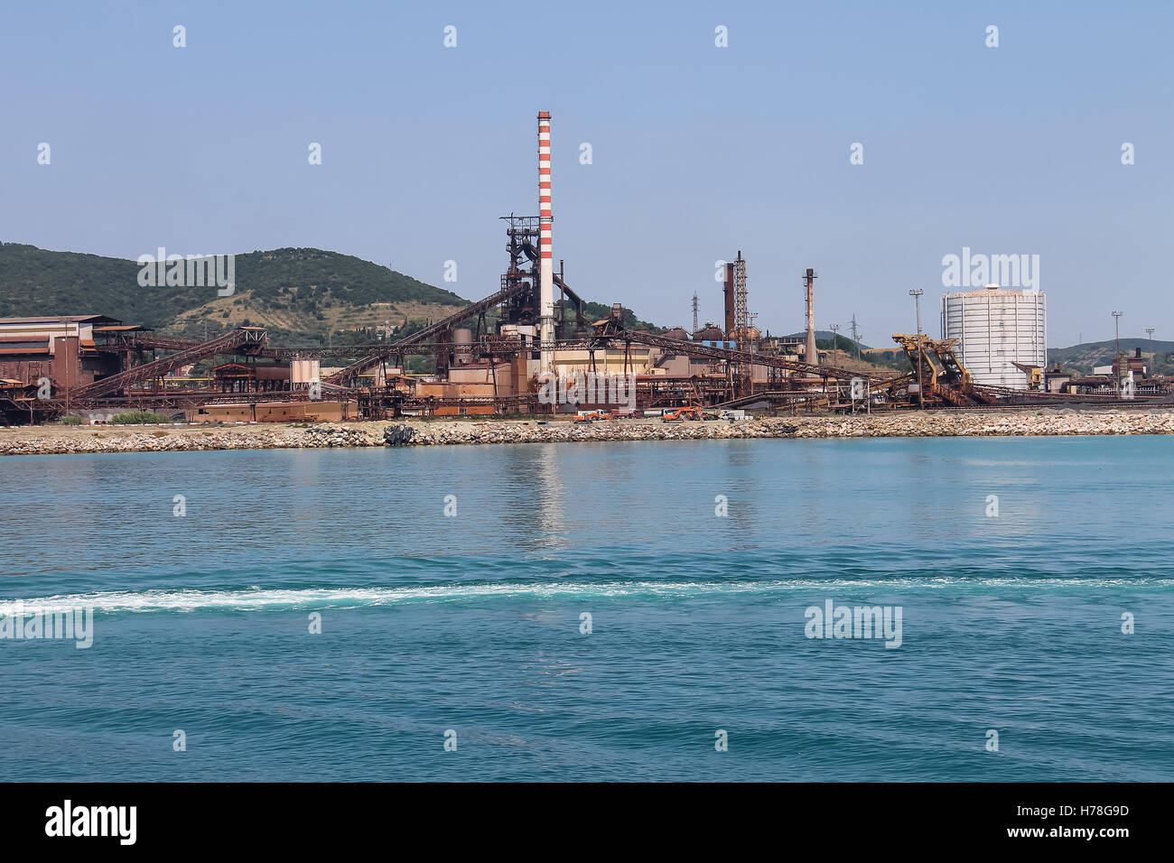 Zone industrielle, sur la côte de la mer Tyrrhénienne, Piombino, Italie Banque D'Images