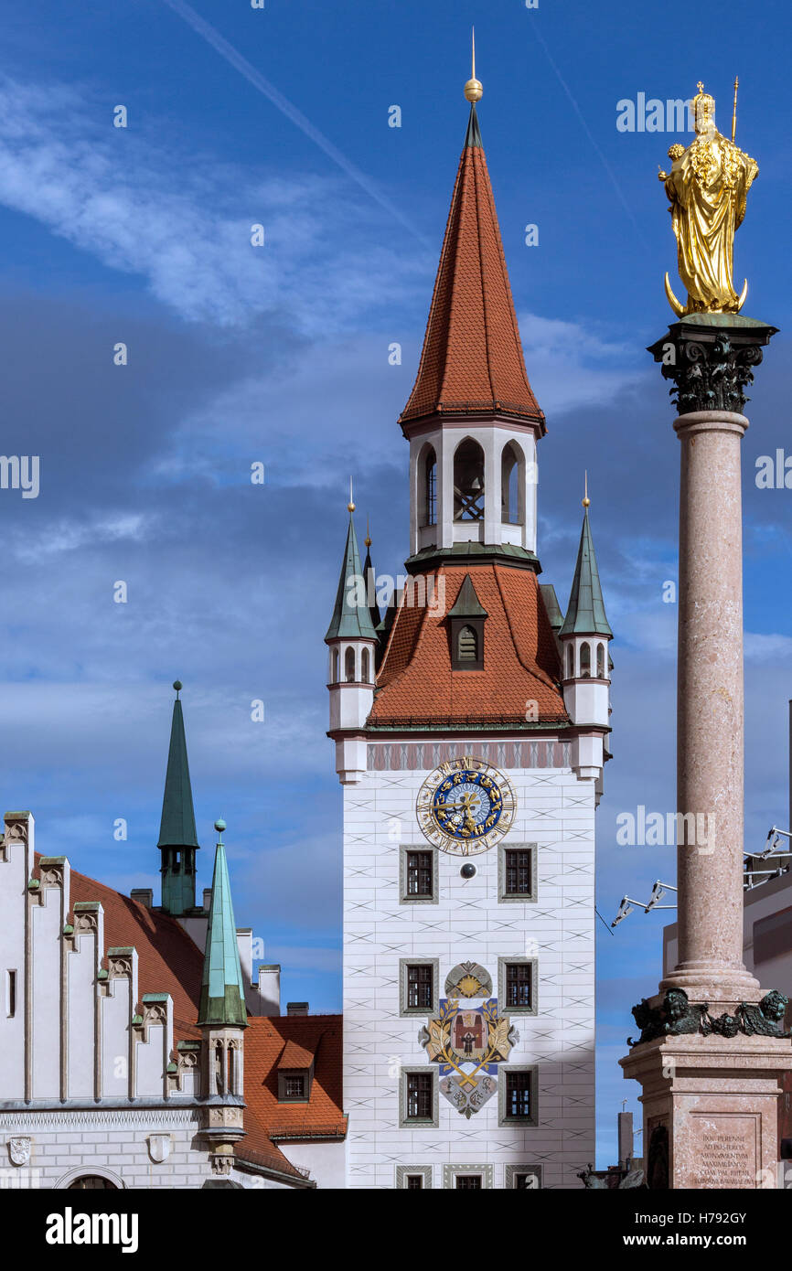 L'Mariensaule est une colonne mariale située sur la Marienplatz à Munich, Allemagne. Elle a été érigée en 1638 et est surmonté d'un gold Banque D'Images