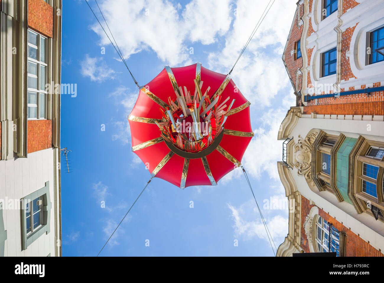Le quartier chinois de Londres, vue sur le dessous d'une immense lanterne rouge suspendu au-dessus de la rue Gerrard dans Chinatown, Soho de Londres, Royaume-Uni. Banque D'Images