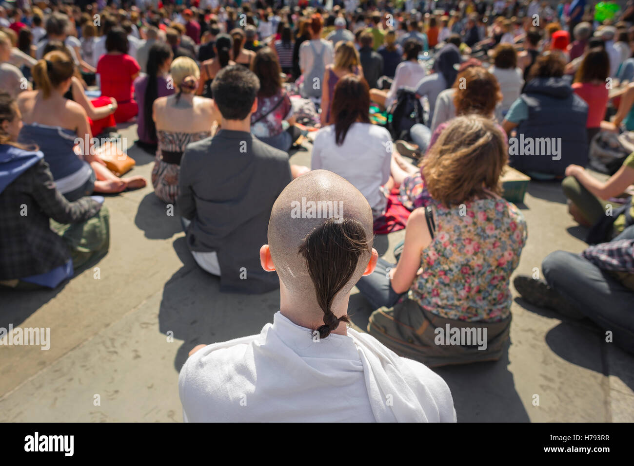 Groupe de méditation ville, vue arrière des participants à un groupe de masse la méditation à Trafalgar Square, Londres, Royaume-Uni. Banque D'Images
