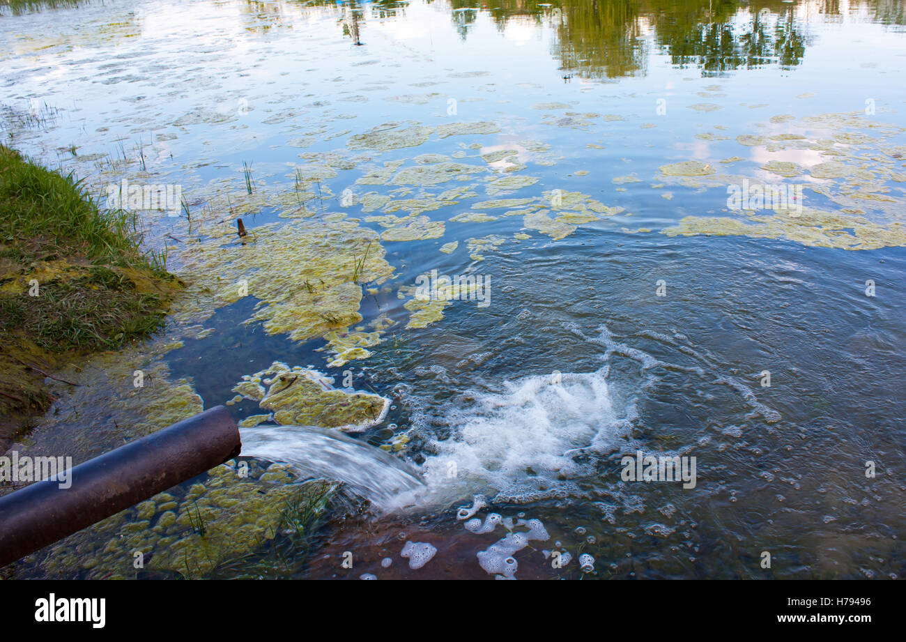 De l'eau Débit d'arrêts de l'égout dans la rivière, lac Banque D'Images