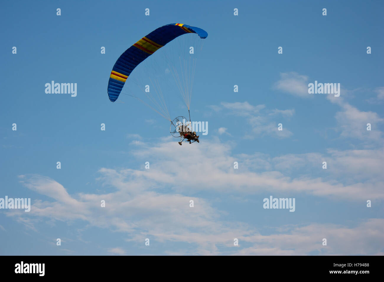 Parapentiste avec un moteur dans le ciel bleu Banque D'Images