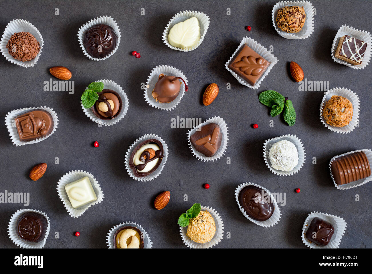 Chocolats motif sur fond sombre Banque D'Images