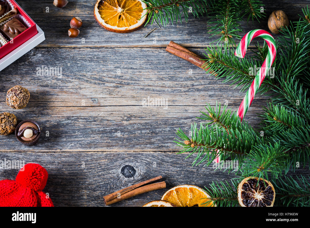 Noël, Nouvel an contexte : carte de Noël avec sapin, bonbons, des oranges confites, des pralines et la cannelle. Copy space Banque D'Images