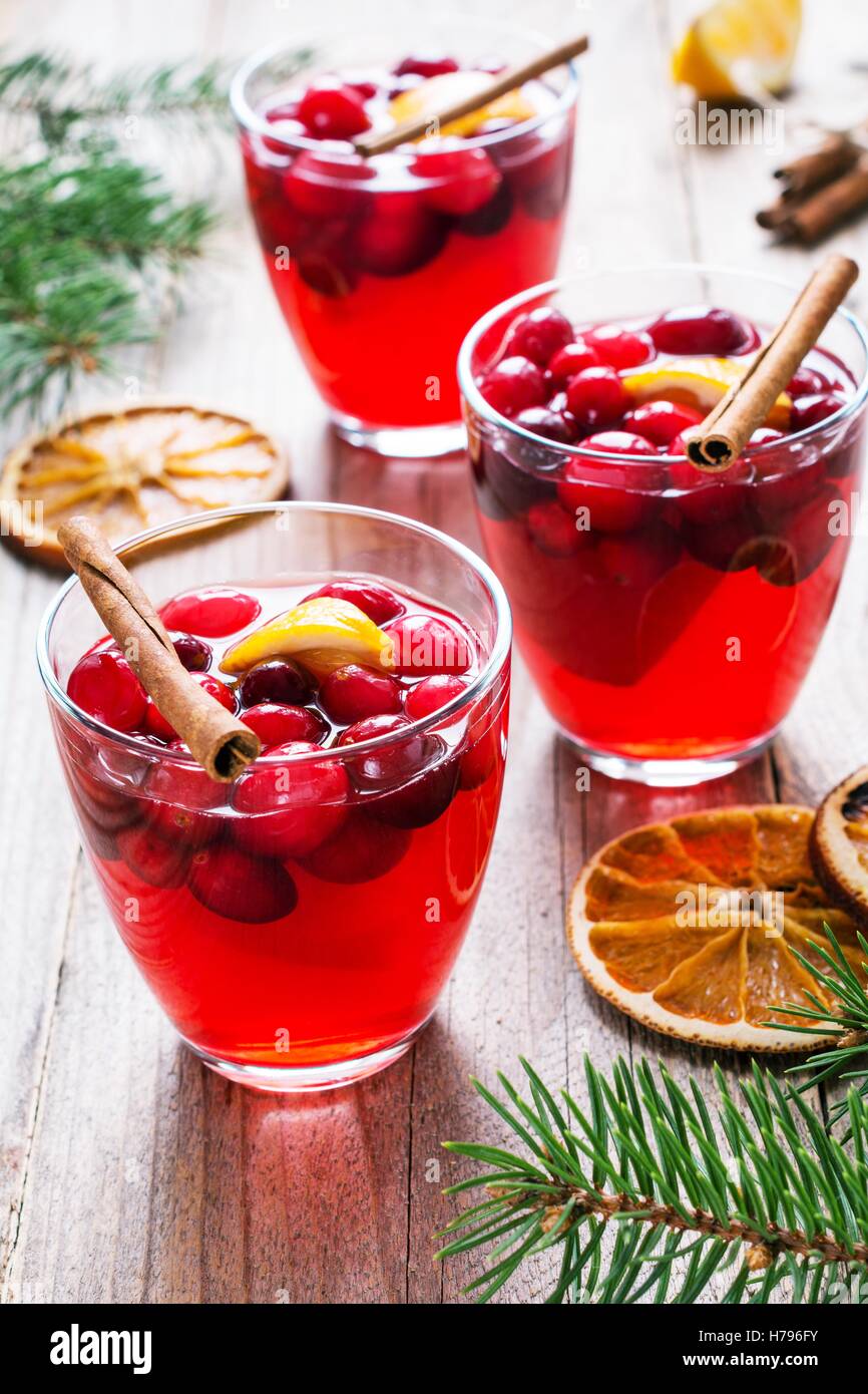 Vin chaud aux canneberges et d'épices. Noël ou Nouvel An verre Banque D'Images