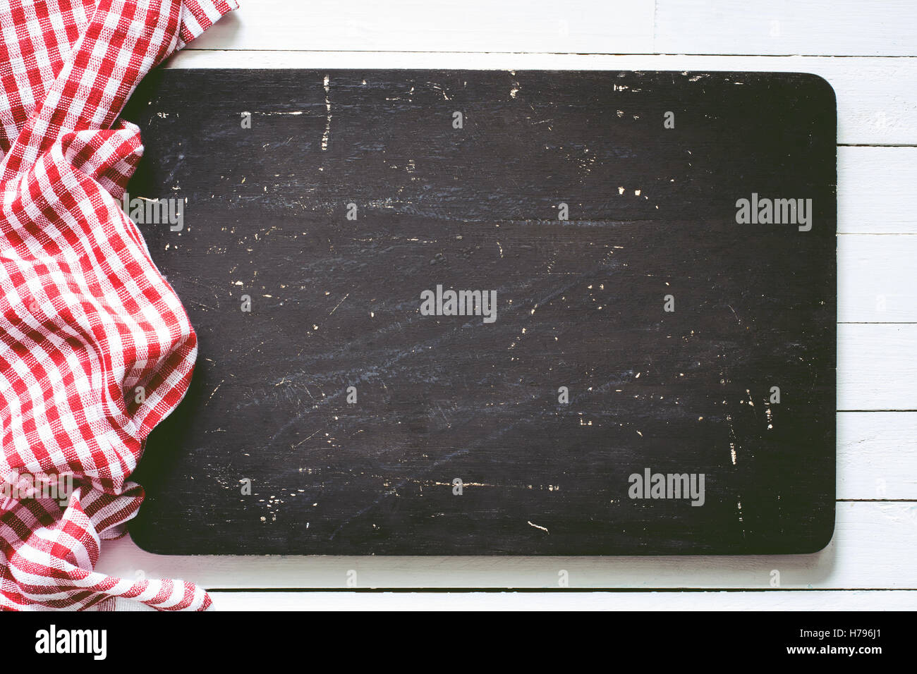 Planche à découper en bois noir et rouge plaid textile. Arrière-plan de l'alimentation avec copie espace horizontal, Banque D'Images