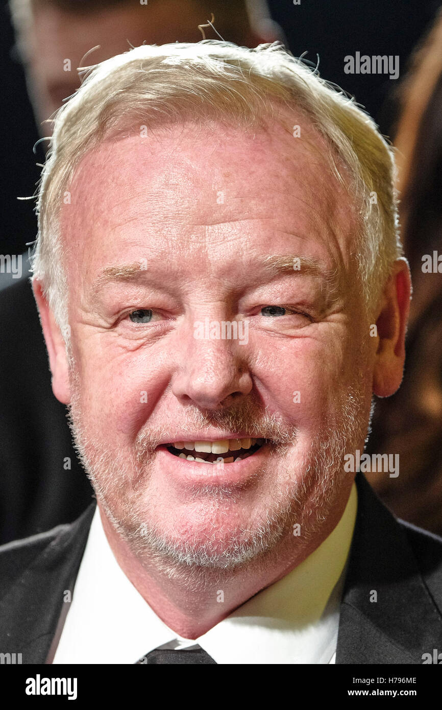 Les Dennis arrive sur le tapis rouge pour le Daily Mirror la fierté de la Grande-Bretagne le 31/10/2016 Remise des prix à l'hôtel Grosvenor House, Londres. Photo par Julie Edwards. Banque D'Images