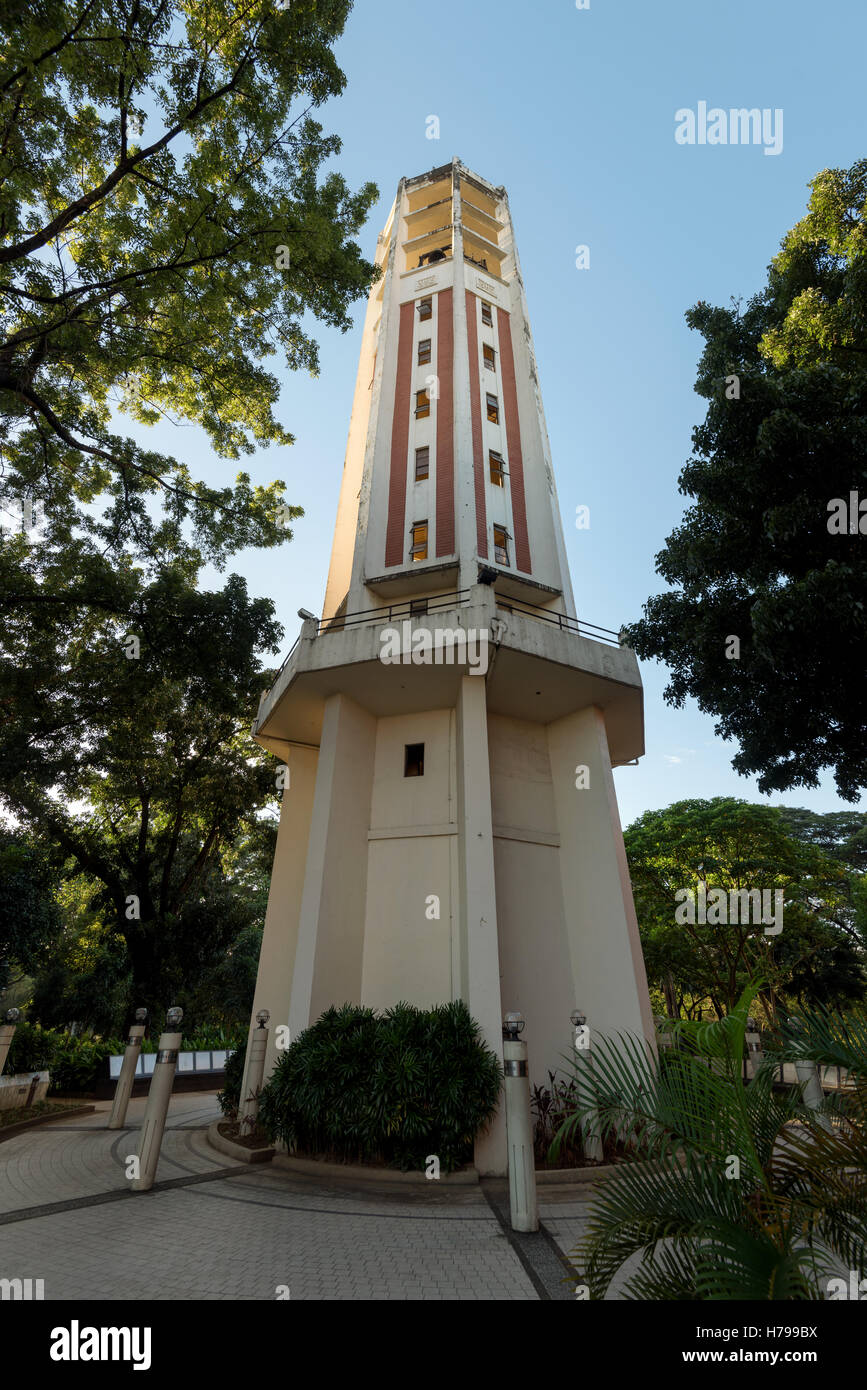 Manille, Philippines - 31 octobre 2016 : jusqu'Carillon Tower. L'Université des Philippines, Diliman, Banque D'Images