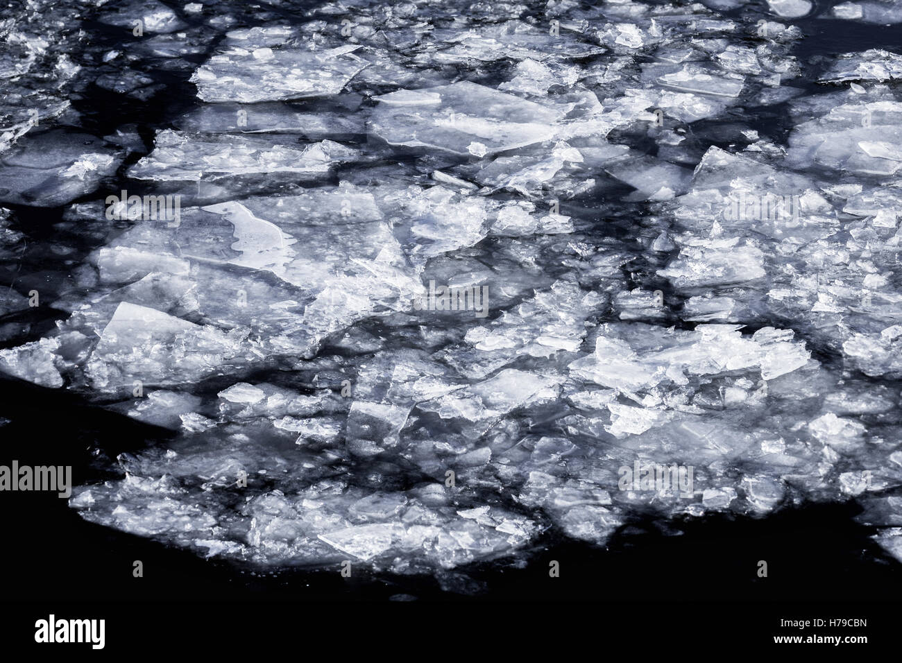 Grande glace dans l'eau sombre en hiver jour nuageux Banque D'Images