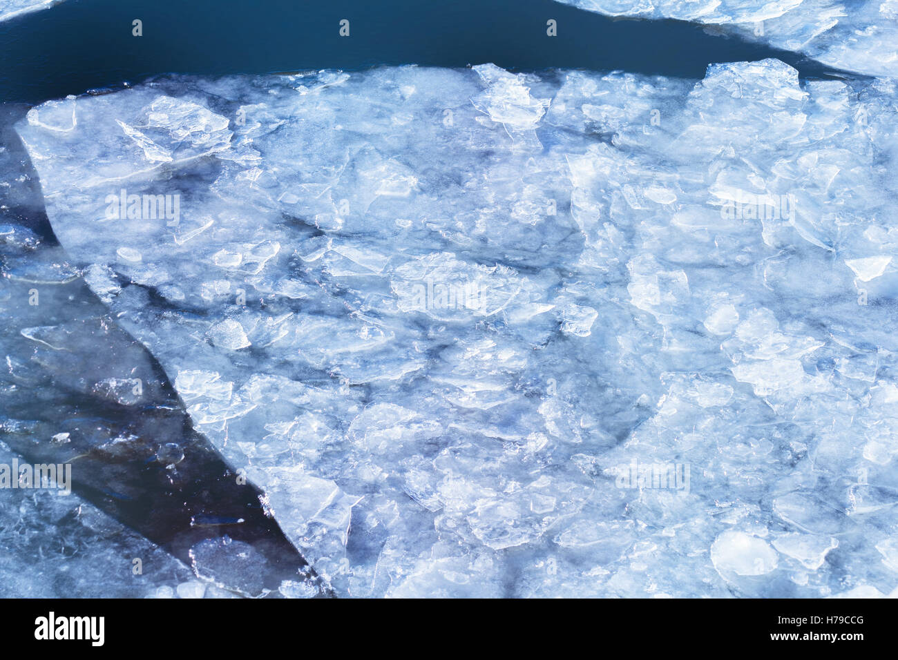 Grande glace dans l'eau bleue en hiver jour nuageux Banque D'Images