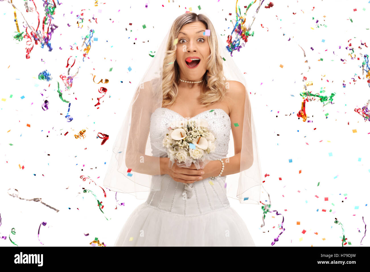 Heureux jeune bride holding a bouquet de confettis serpentins autour d'elle isolé sur fond blanc Banque D'Images