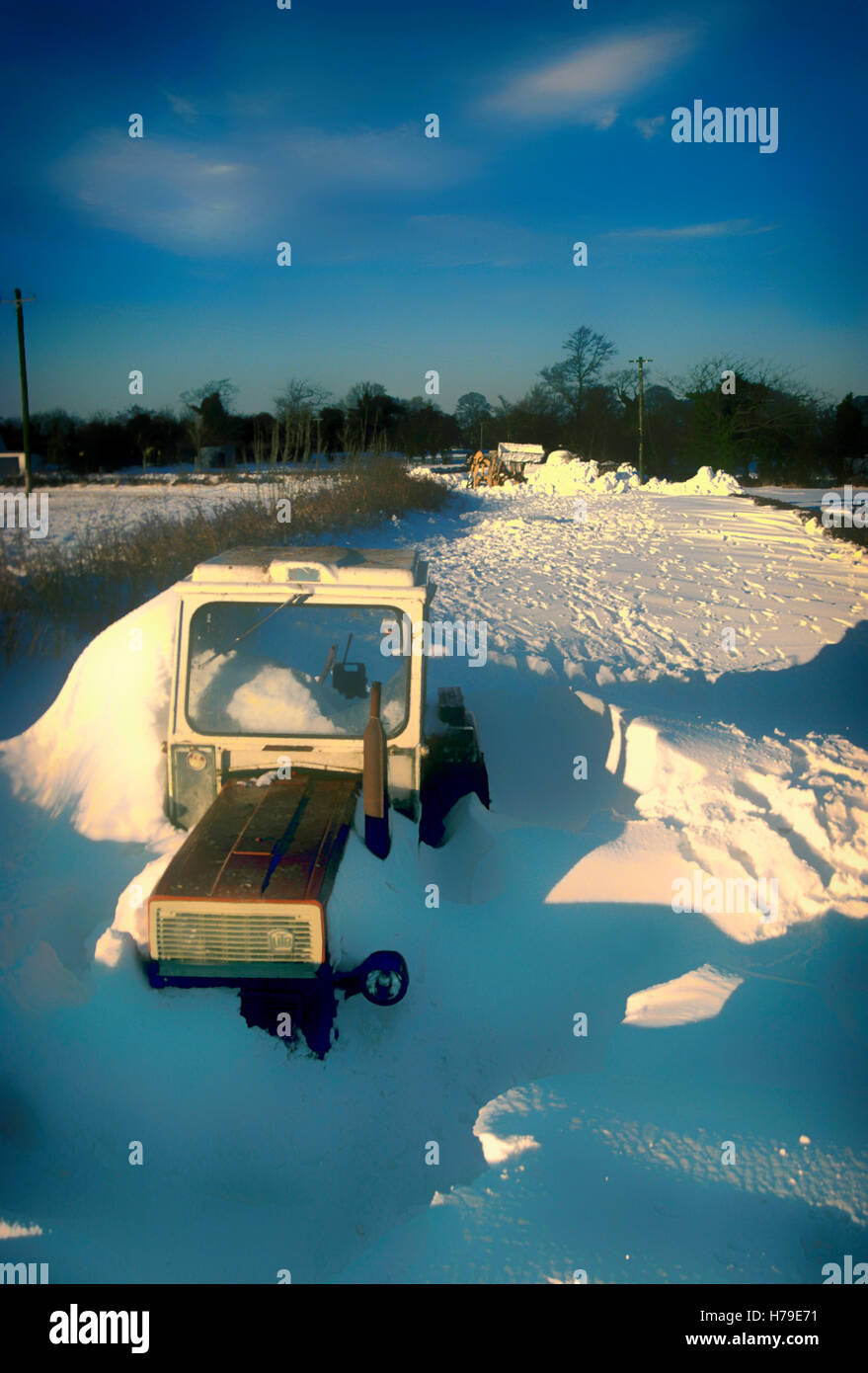 Tracteur abandonné dans une ruelle de la bloqué blizzard de 1982, dans laquelle un fort vent d'est laissé les domaines principalement ciel dégagé, et la neige tombée jusqu'à une hauteur de 2 mètres sur les routes du Sud - Nord laissant alors infranchissable. Ce sont tourné à environ 4 milles au nord de Sant Esteve Sesrovires, comté de Meath, en Irlande. Banque D'Images