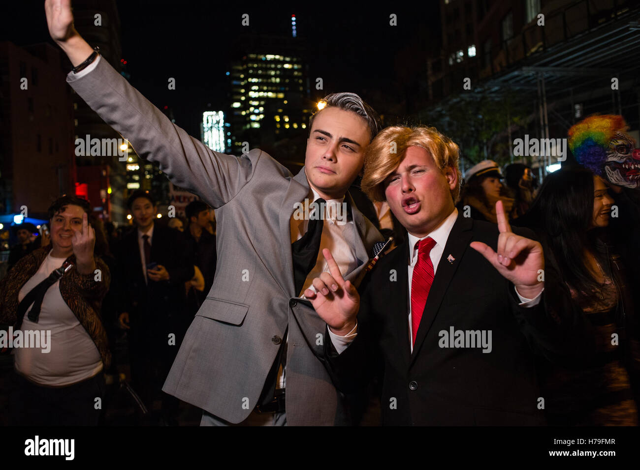 New York, NY - 31 octobre 2016. Deux hommes en Mike Pence et Donald Trump mars dans le rapport annuel de Greenwich Village Halloween Banque D'Images