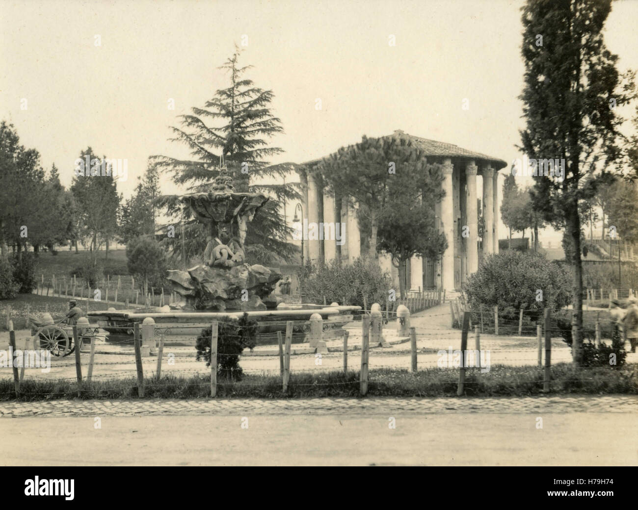 Temple de Vesta et une fontaine, Rome, Italie Banque D'Images