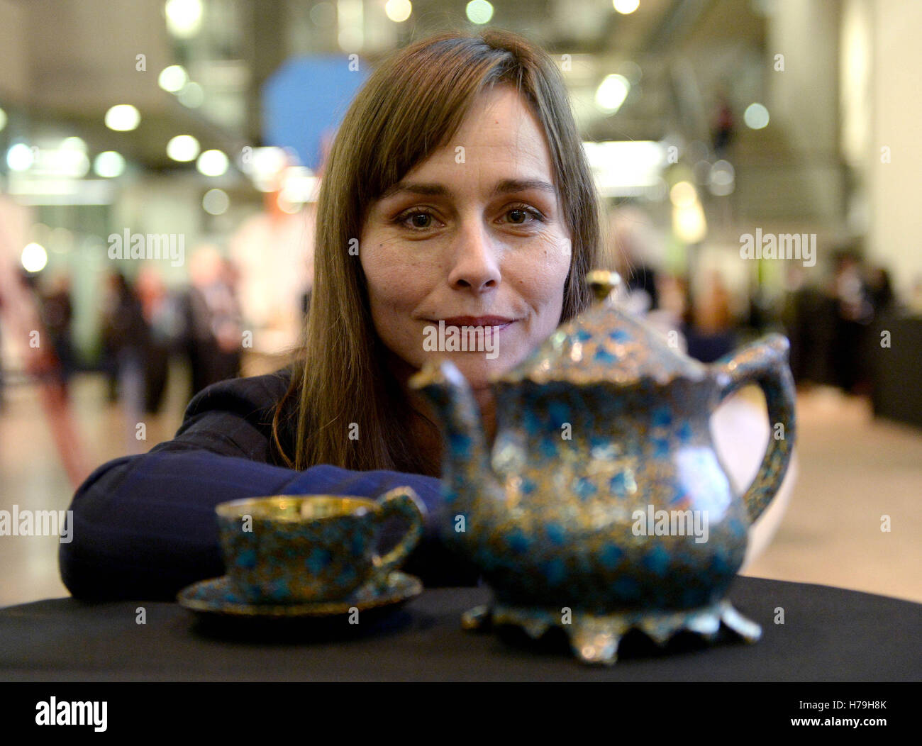 Tara Fitzgerald, actrice et étudiante de l'ex Central Saint Martins, regarde le Paper mache Tea de Surabhi Mittal lors des International Student innovation Awards de cette année au Central Saint Martins, Londres. Banque D'Images