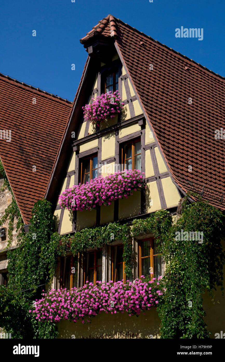 Vieux bâtiment historique avec des boîtes à fleurs de fenêtre à Rothenburg ob der Tauber,ville médiévale, Bavière, Allemagne Banque D'Images