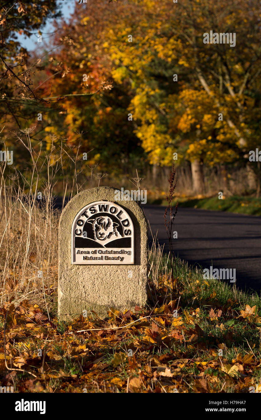 Cotswolds sign on country road, Oxfordshire, Angleterre Banque D'Images