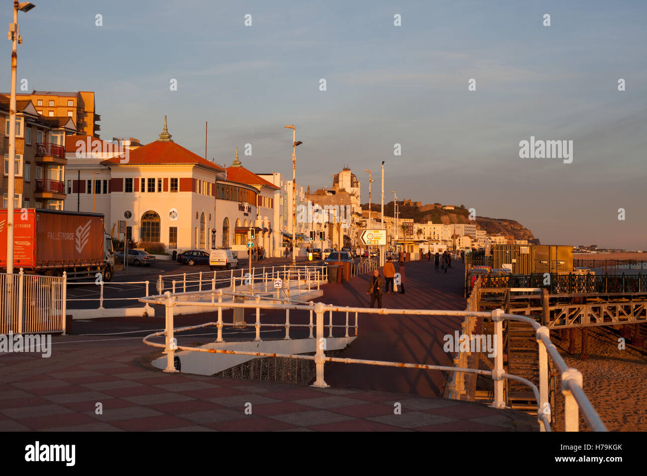 Lueur chaude de la fin d'après-midi sur White Rock Hastings, East Sussex, UK Banque D'Images