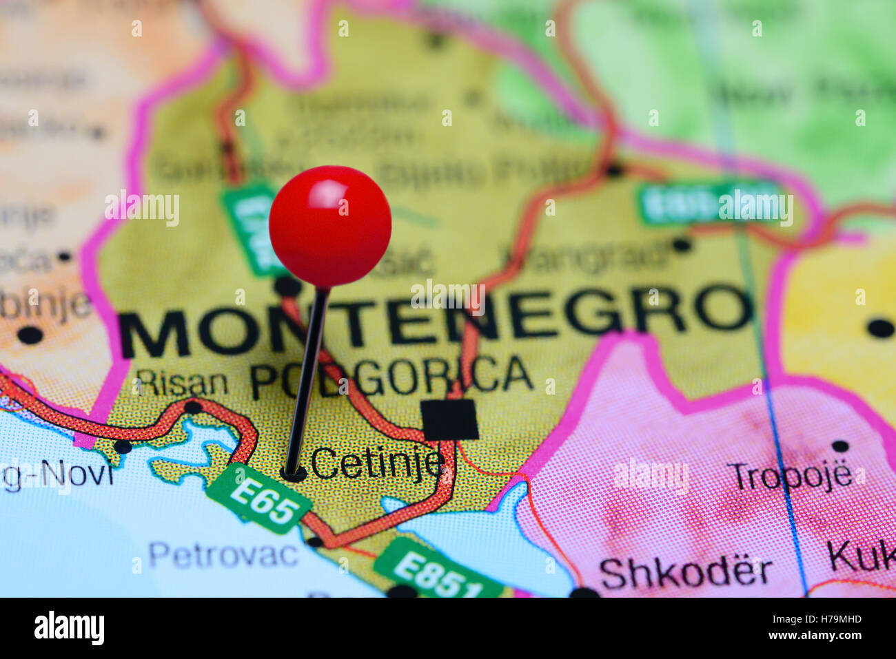Cetinje épinglée sur une carte du Monténégro Banque D'Images