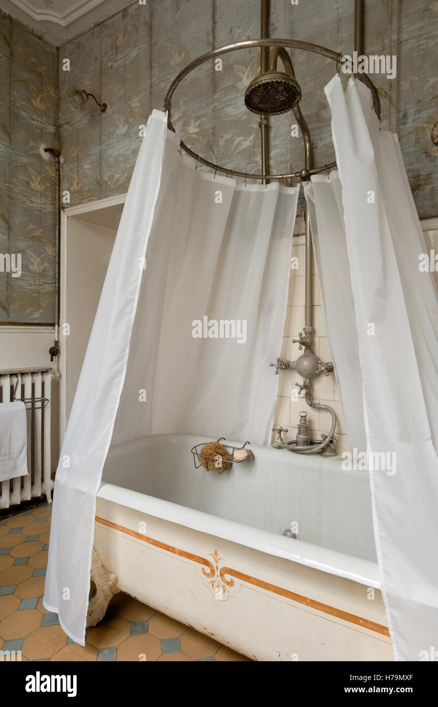 Rideau de douche sur baignoire sur pieds en 18e siècle château de Cussigny,  Côte d'Or, Bourgogne, France Photo Stock - Alamy