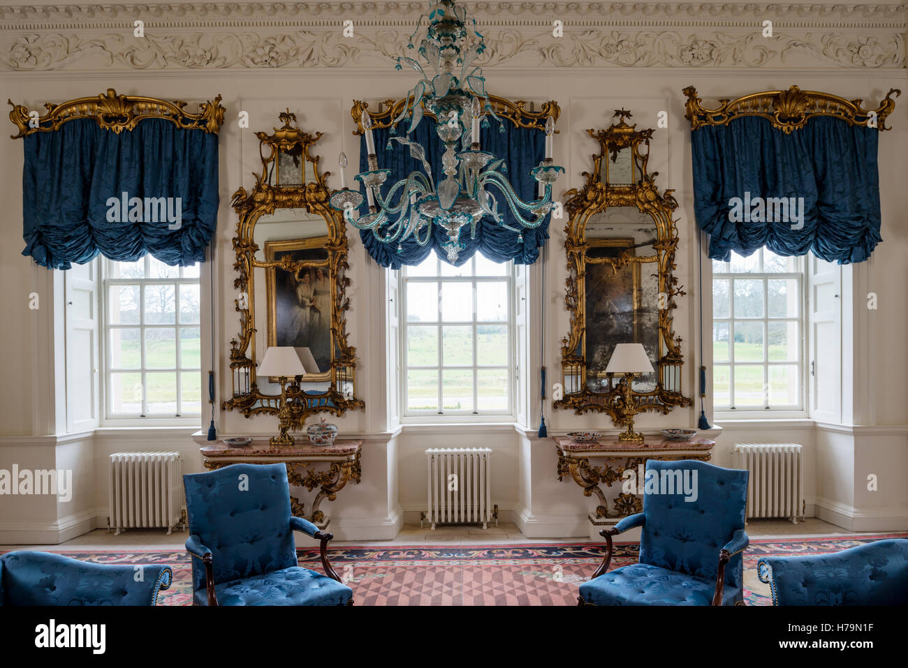 Rideaux bleu avec dorure miroirs encadrés dans salon de 18e siècle Dumfries house, Ayrshire, Scotland Banque D'Images