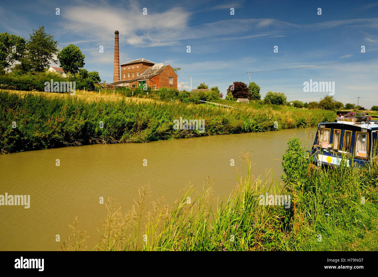 Le Kennet and Avon Canal à côté de la station de pompage de Crofton. Banque D'Images