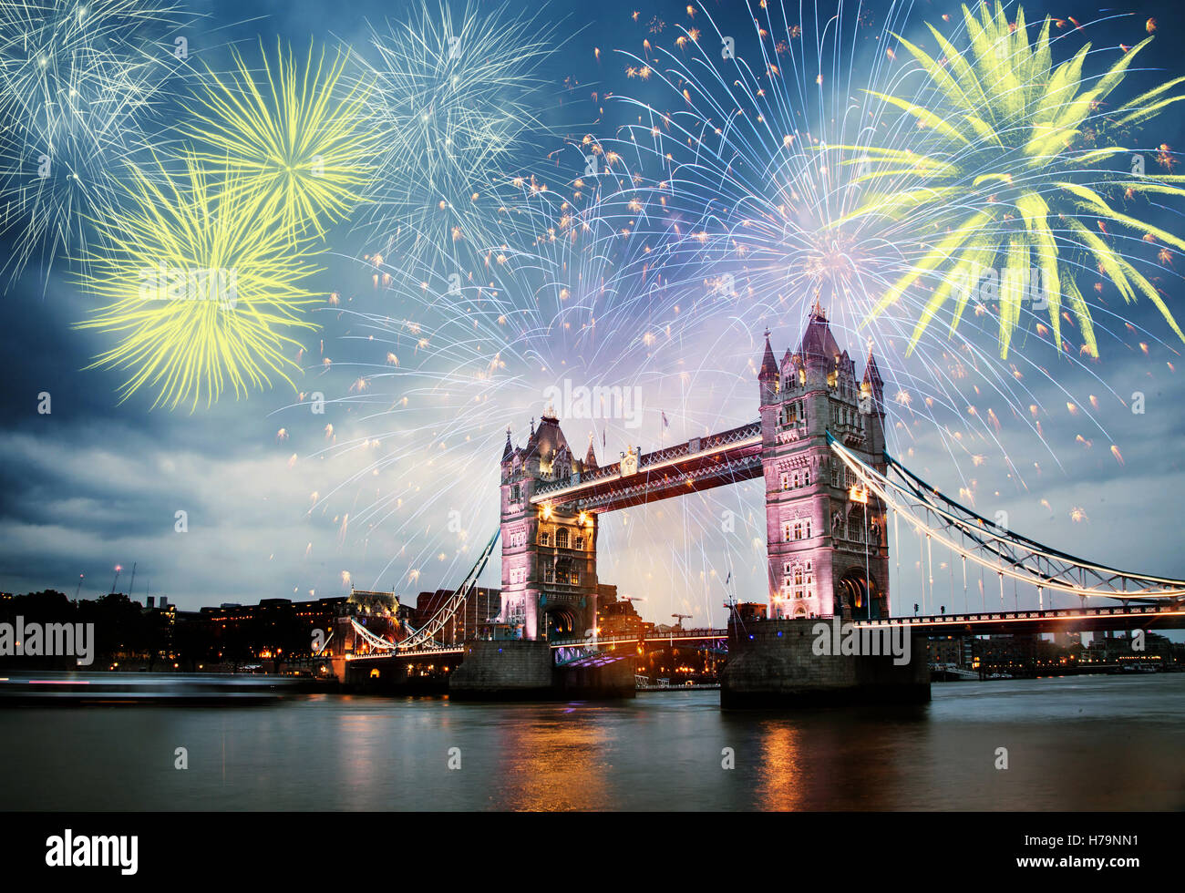 D'artifice sur la Tamise à Londres - célébration de Nouvel An dans la ville Banque D'Images