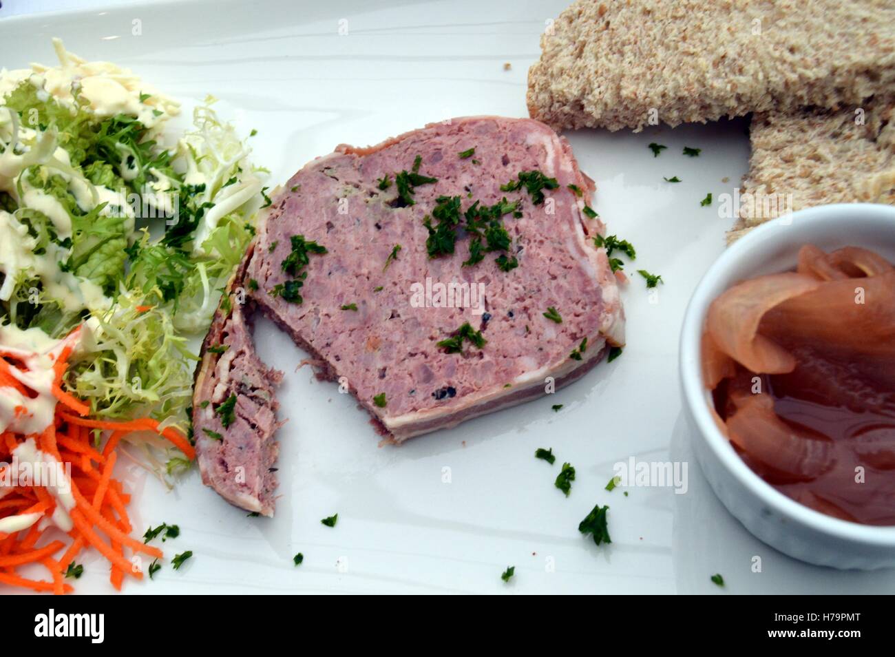 Terrine de gibier coupe avec confit d'oignons et de pain Banque D'Images