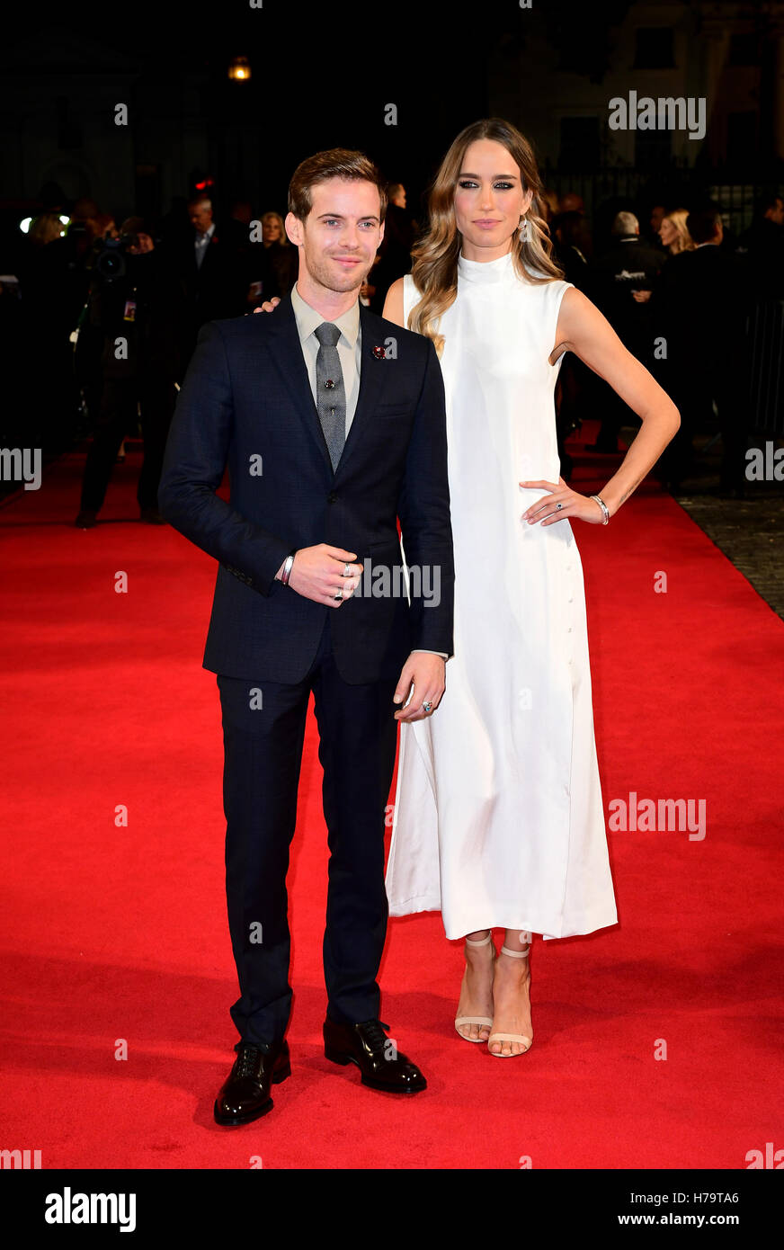 Luke Treadaway et Ruta Gedmintas assister à la première mondiale d'une rue chat nommé Bob tenue au Curzon Mayfair, Londres. Banque D'Images