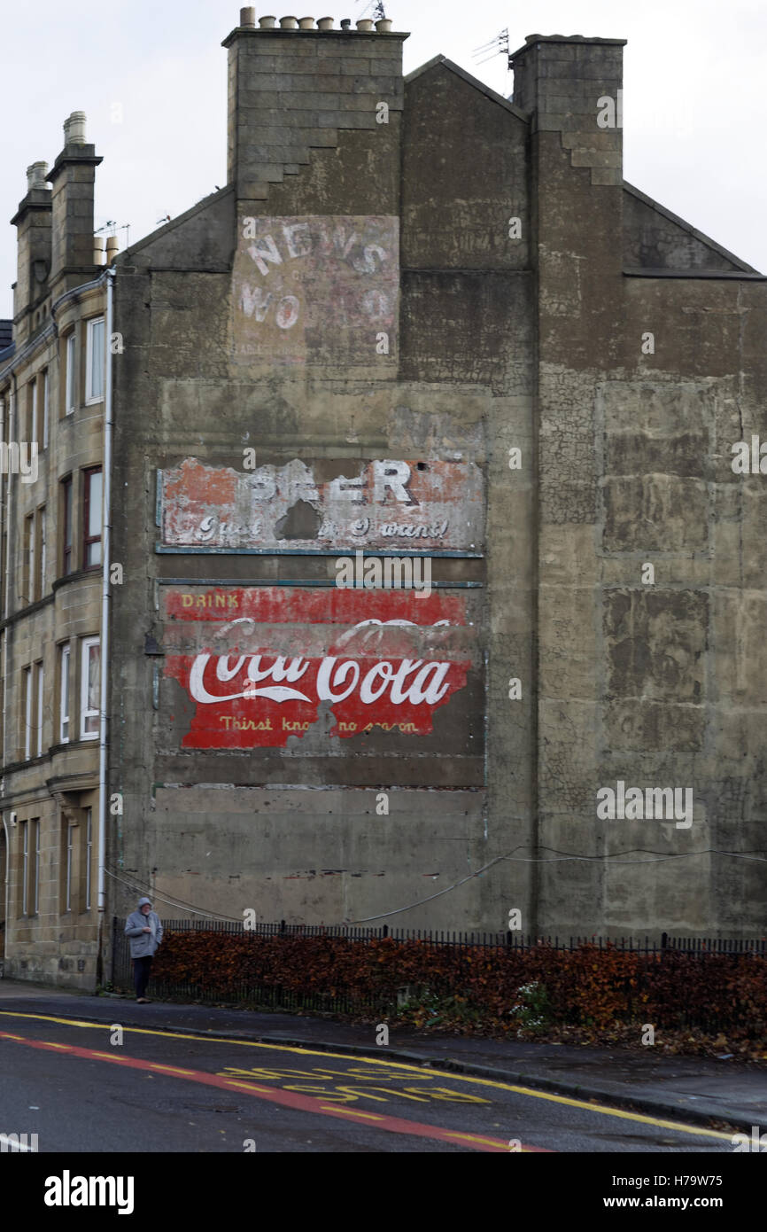 Vieux panneaux publicitaires vintage sur le côté de la construction de tenement coca cola coca nouvelles du monde et de la bière Banque D'Images