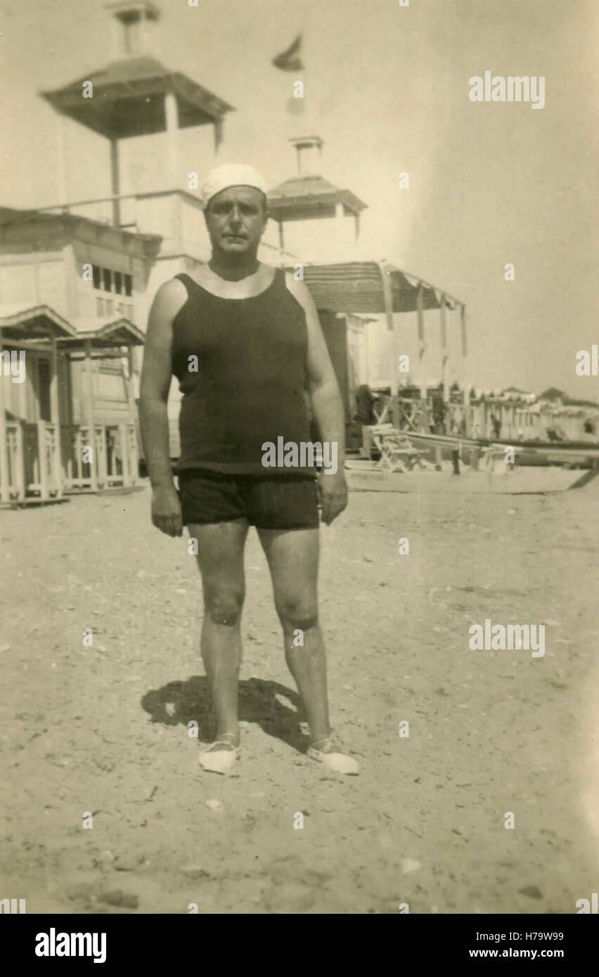 Grand homme sur la plage, Italie Banque D'Images