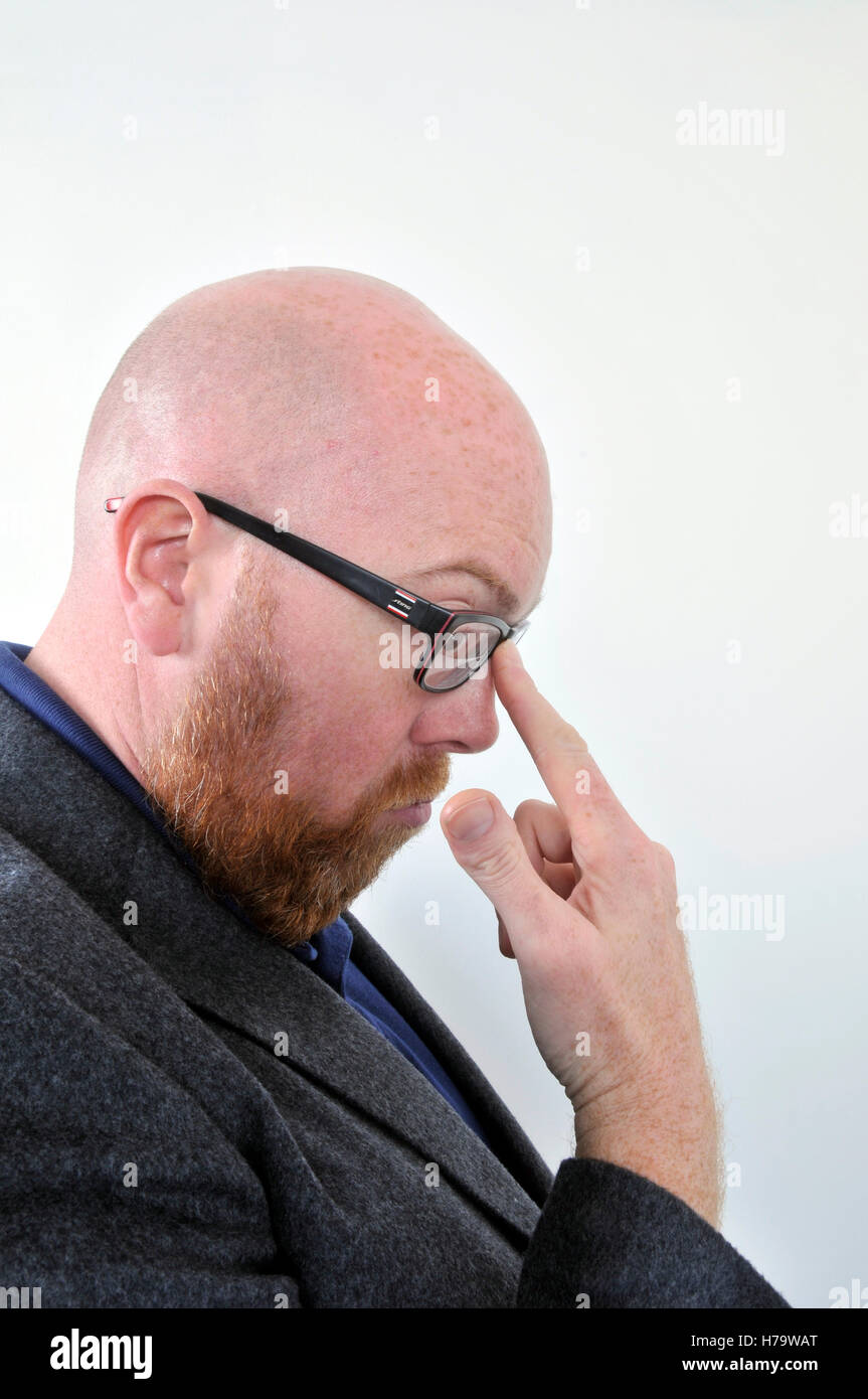 Lunettes homme poussant dans son nez Banque D'Images