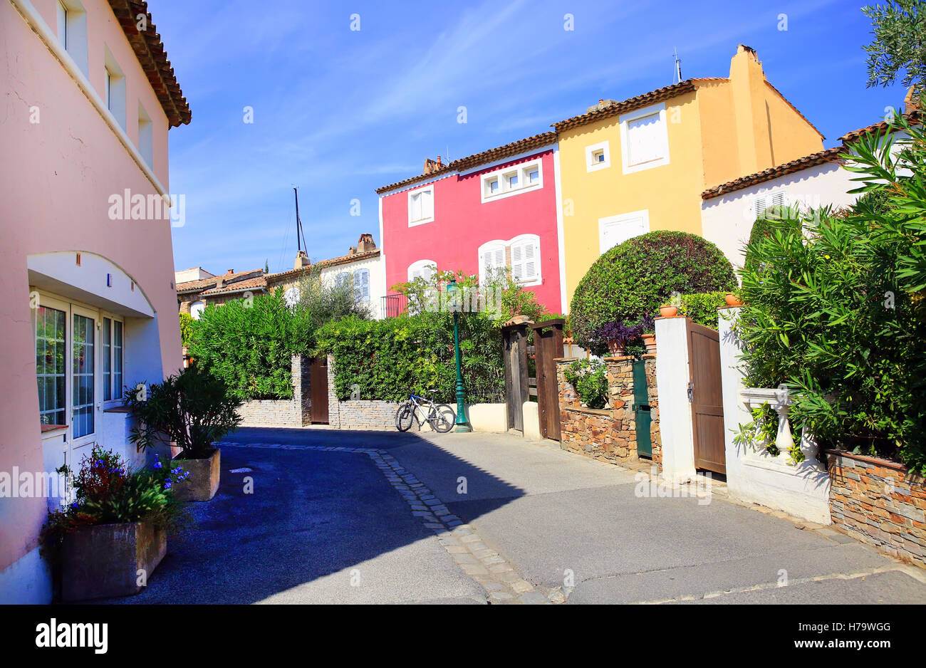Street dans le village de Port Grimaud dans le sud de la France Banque D'Images