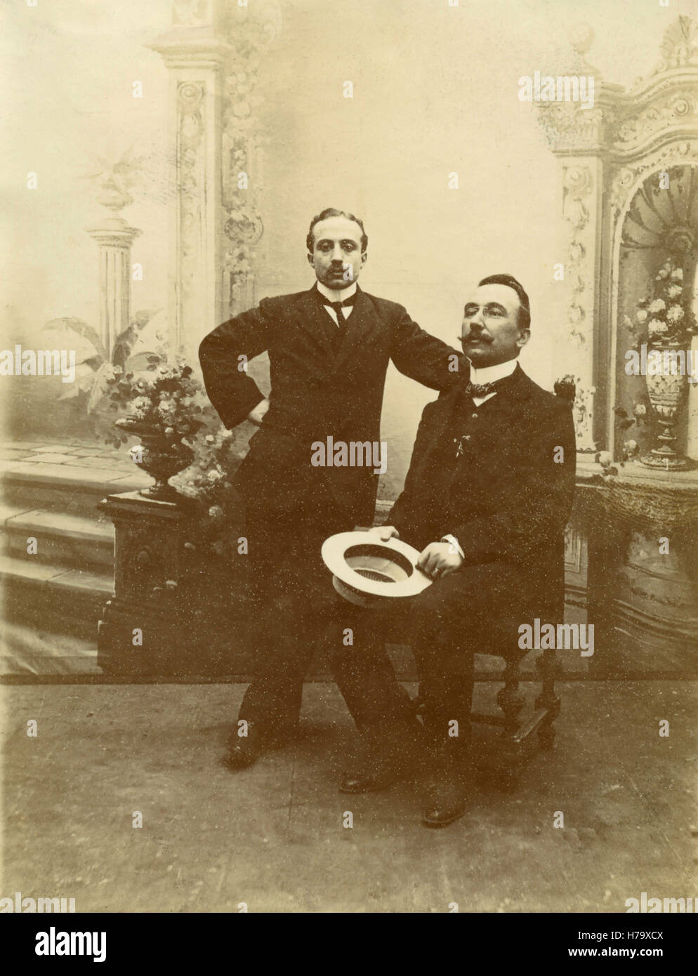 Portrait de deux hommes, l'un assis l'autre debout, Italie Banque D'Images
