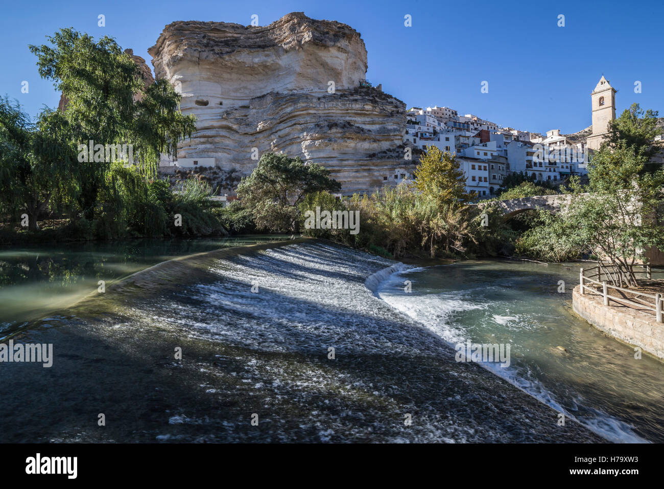 Église de San Andres, de styles néoclassique et gothique tardif, prendre à Alcala del Jucar, province d'Albacete, Espagne Banque D'Images