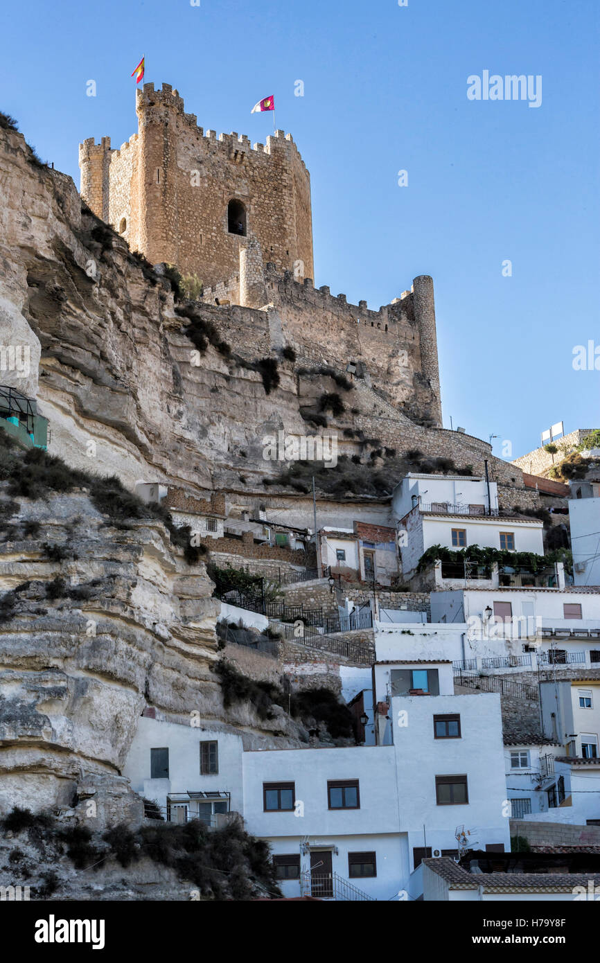 Vue de côté du village, en haut de la montagne calcaire est situé à Château du 12ème siècle d'origine almohade, Alcala del Jucar, Banque D'Images