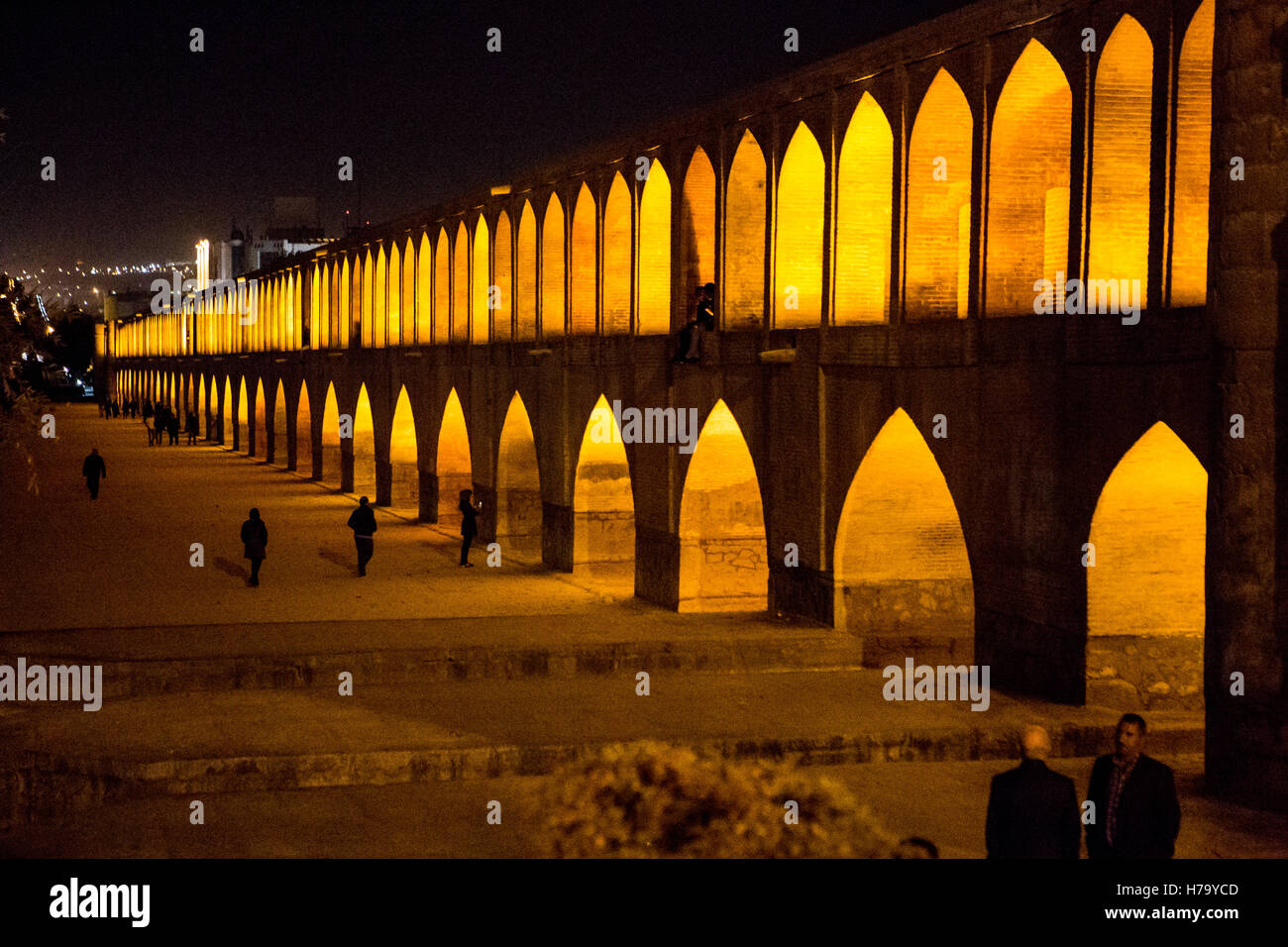 Si-O-se pol silhouettes contre pont arches jaune Banque D'Images