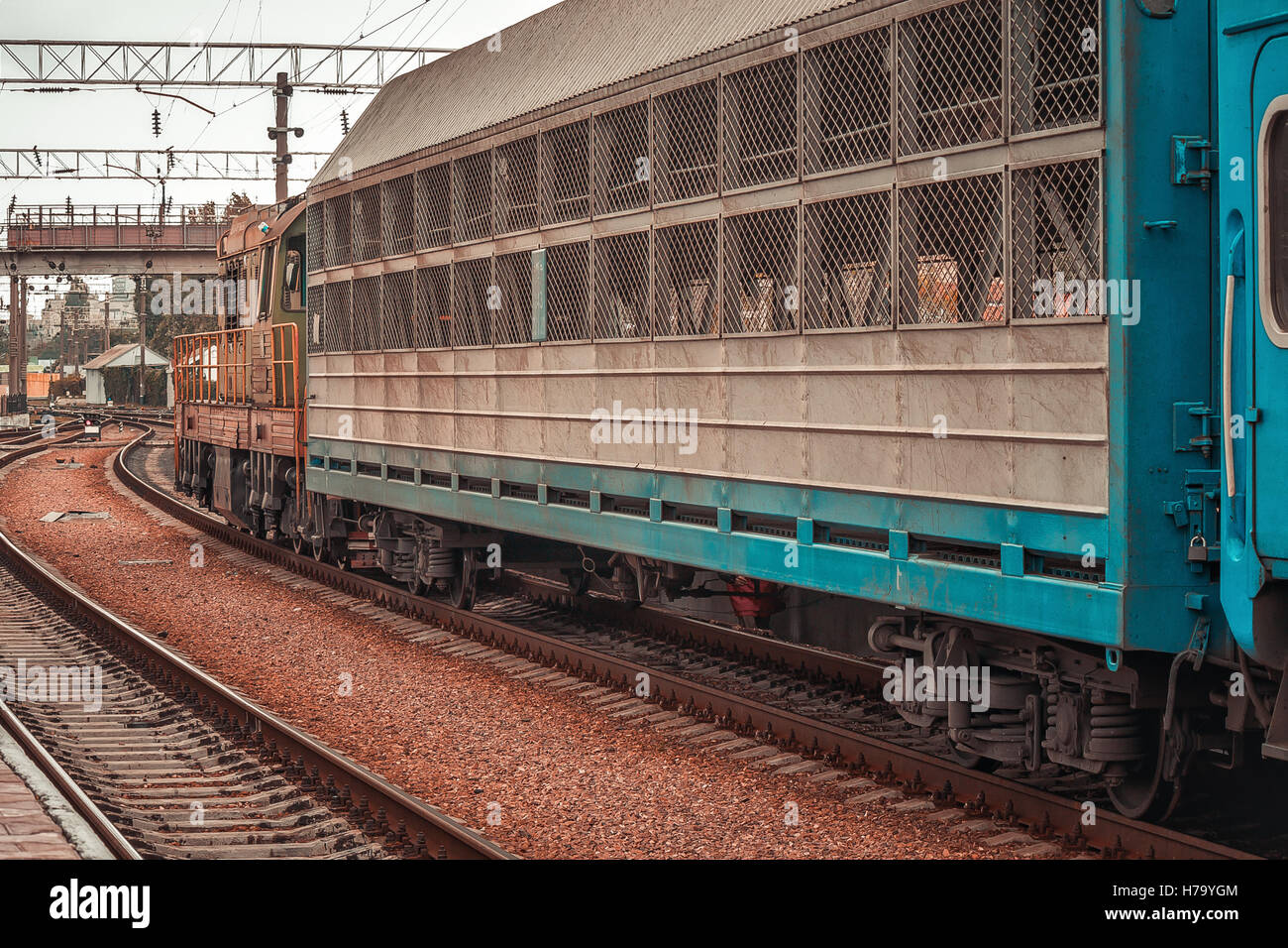 Le grand vieux train va sur les chemins de fer ukrainiens Banque D'Images