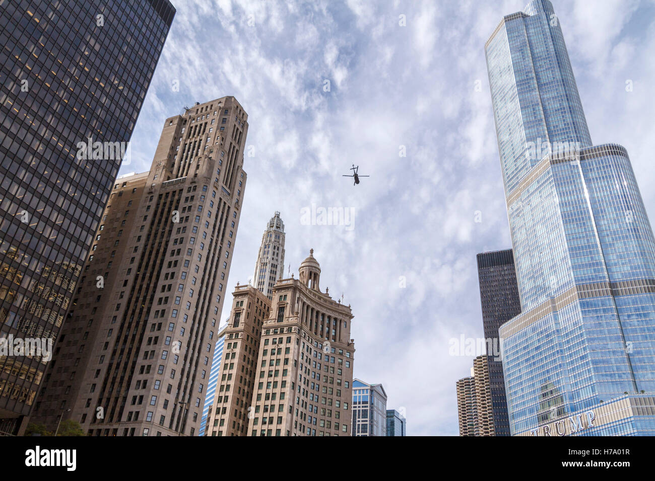 L'hélicoptère vole entre les gratte-ciel de Chicago, Illinois Banque D'Images