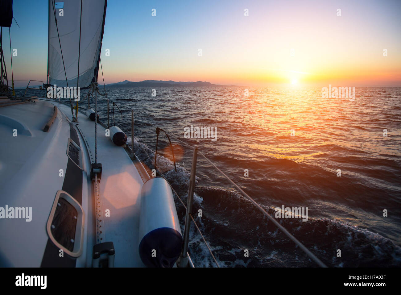 Location de bateau à contre le coucher du soleil. Bateau de luxe. Locations et voyage Concept. Banque D'Images