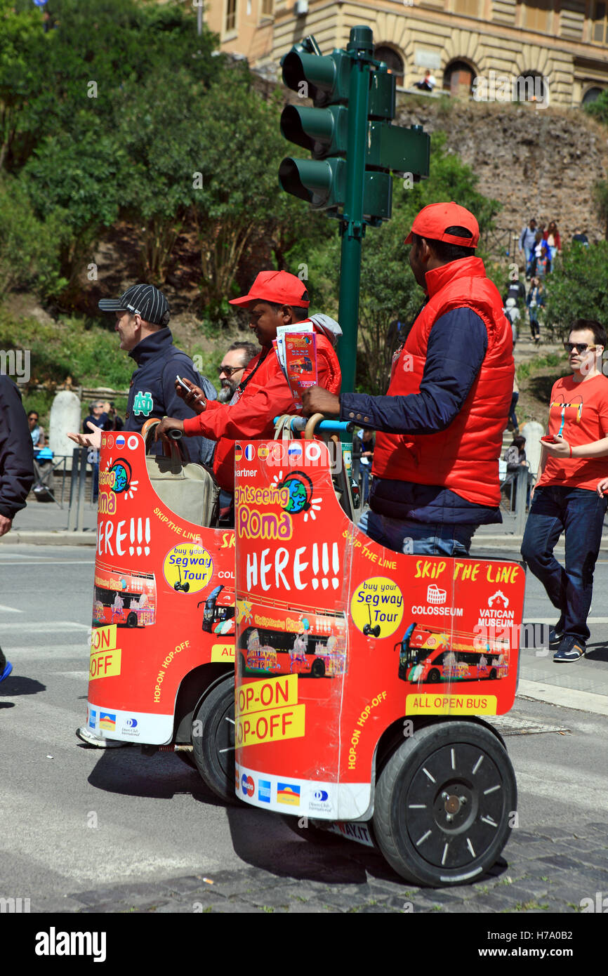 Les vendeurs de billets sur l'utilisation d'un Segway à l'extérieur du Colisée à Rome, Italie vente de touristes hop-on hop-off - visites guidées Banque D'Images