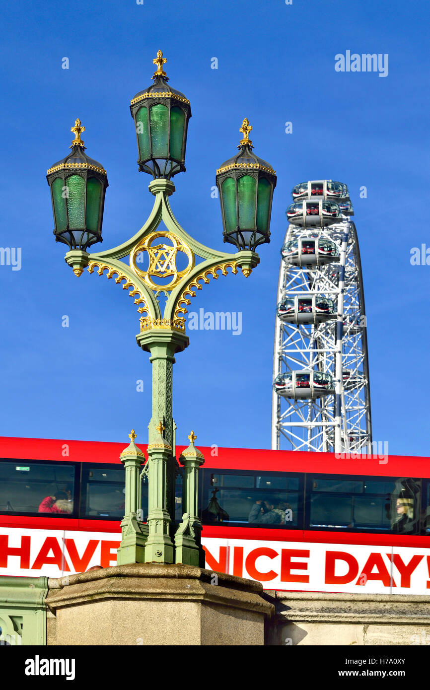 Londres, Angleterre, Royaume-Uni. London Eye / roue du millénaire sur la rive sud vu de la Queen's Promenade, sous le pont de Westminster. 'Ai Banque D'Images