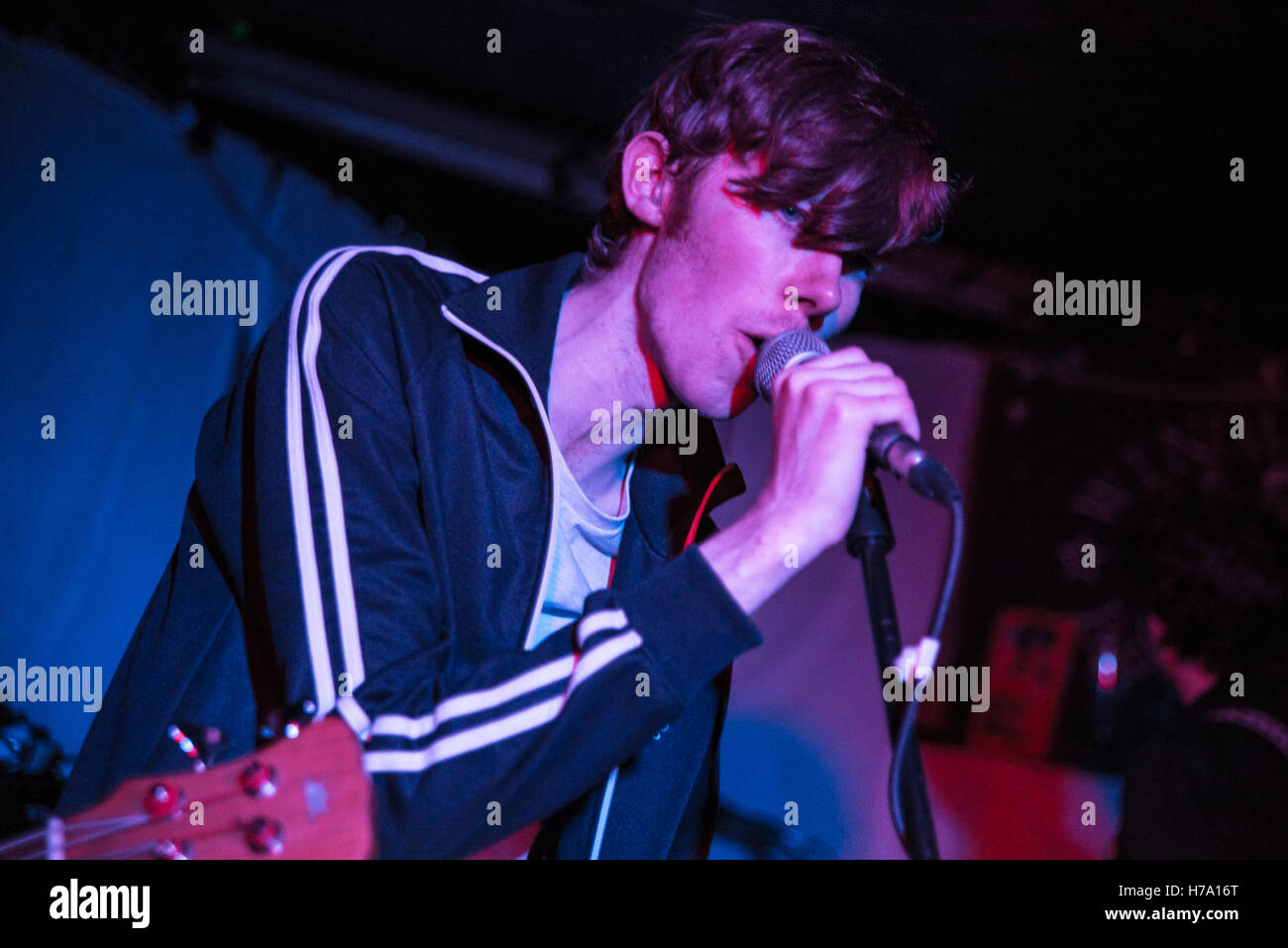 Londres, Royaume-Uni. 06Th Nov, 2016. Niall Rowan (vocaliste) au cours de la performance. Groupe de rock indépendant britannique Sisteray effectuer du Windmill Brixton. Credit : Alberto Pezzali/Pacific Press/Alamy Live News Banque D'Images