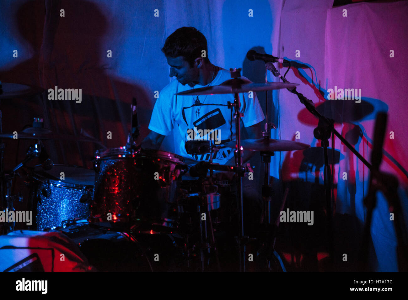 Londres, Royaume-Uni. 06Th Nov, 2016. Marco Biagini (batterie) au cours de bac 2007. Groupe de rock indépendant britannique Sisteray effectuer du Windmill Brixton. Credit : Alberto Pezzali/Pacific Press/Alamy Live News Banque D'Images