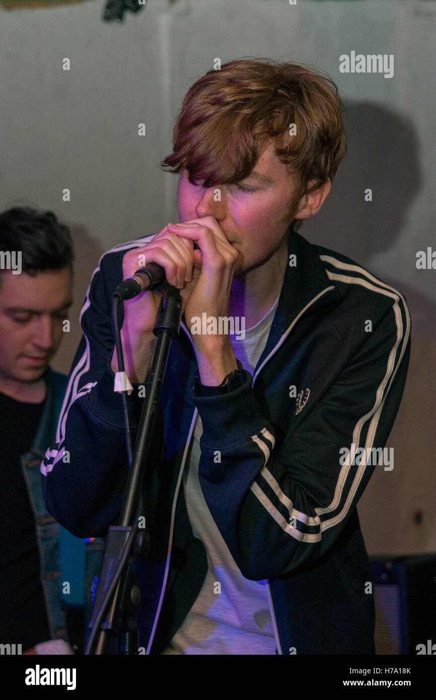 Londres, Royaume-Uni. 06Th Nov, 2016. Niall Rowan (vocaliste) au cours de la performance. Groupe de rock indépendant britannique Sisteray effectuer du Windmill Brixton. Credit : Alberto Pezzali/Pacific Press/Alamy Live News Banque D'Images