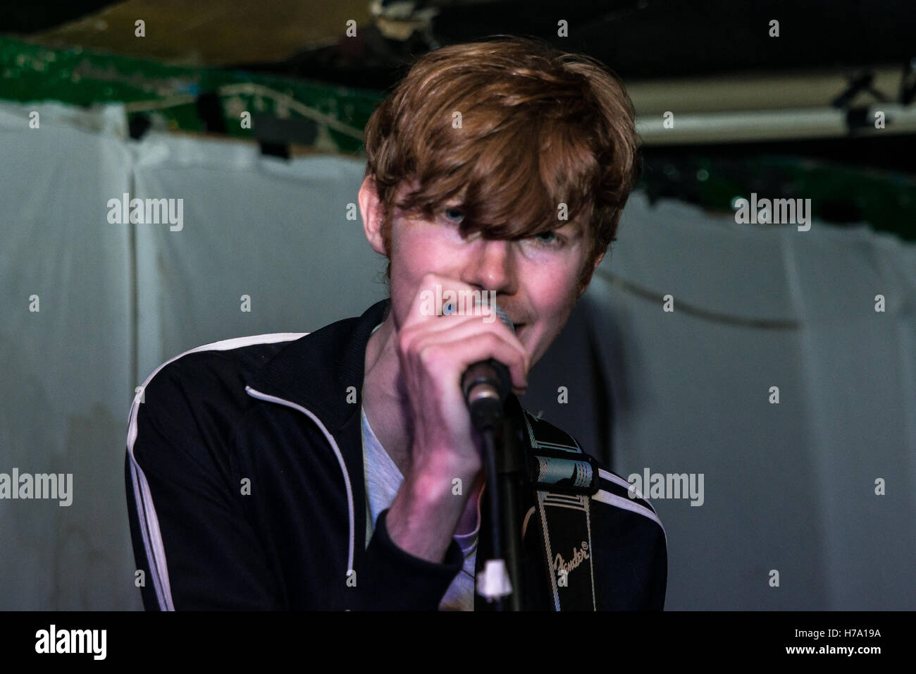 Londres, Royaume-Uni. 06Th Nov, 2016. Niall Rowan (vocaliste) au cours de la performance. Groupe de rock indépendant britannique Sisteray effectuer du Windmill Brixton. Credit : Alberto Pezzali/Pacific Press/Alamy Live News Banque D'Images
